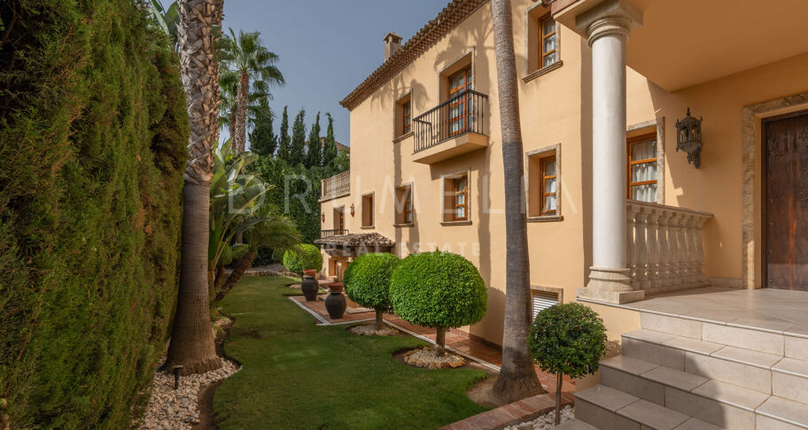 Wunderschöne klassische Villa im mediterranen Stil in Las Brisas, Nueva Andalucía, mit privatem Pool und Gästeapartment