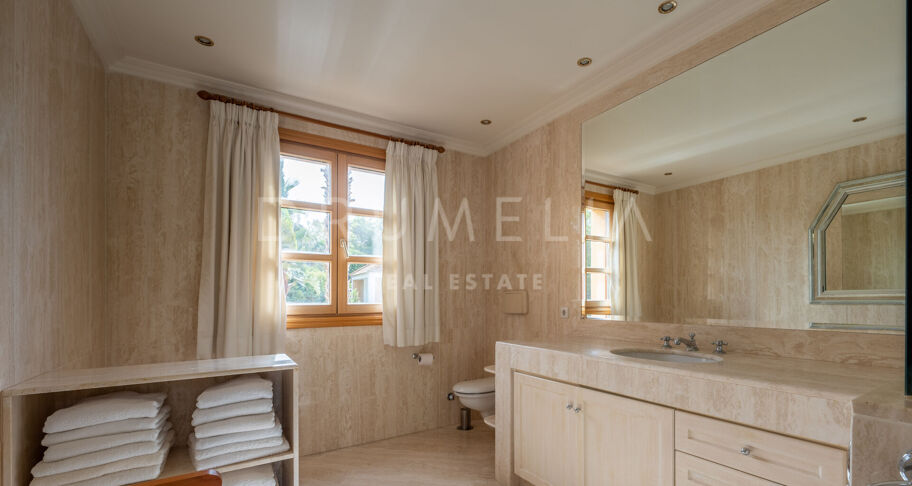 Wunderschöne klassische Villa im mediterranen Stil in Las Brisas, Nueva Andalucía, mit privatem Pool und Gästeapartment