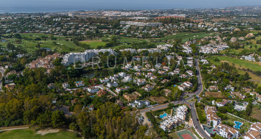 Wunderschöne klassische Villa im mediterranen Stil in Las Brisas, Nueva Andalucía, mit privatem Pool und Gästeapartment
