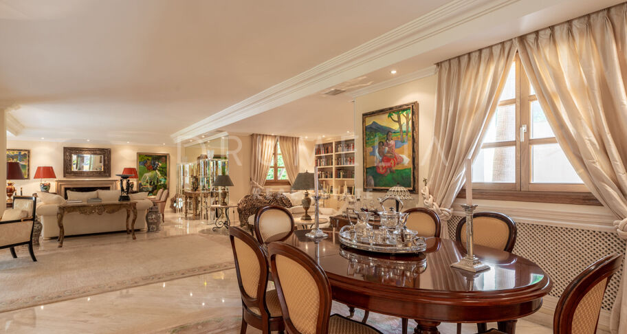Wunderschöne klassische Villa im mediterranen Stil in Las Brisas, Nueva Andalucía, mit privatem Pool und Gästeapartment