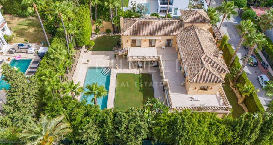Wunderschöne klassische Villa im mediterranen Stil in Las Brisas, Nueva Andalucía, mit privatem Pool und Gästeapartment