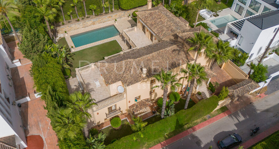 Wunderschöne klassische Villa im mediterranen Stil in Las Brisas, Nueva Andalucía, mit privatem Pool und Gästeapartment