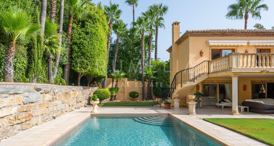 Wunderschöne klassische Villa im mediterranen Stil in Las Brisas, Nueva Andalucía, mit privatem Pool und Gästeapartment