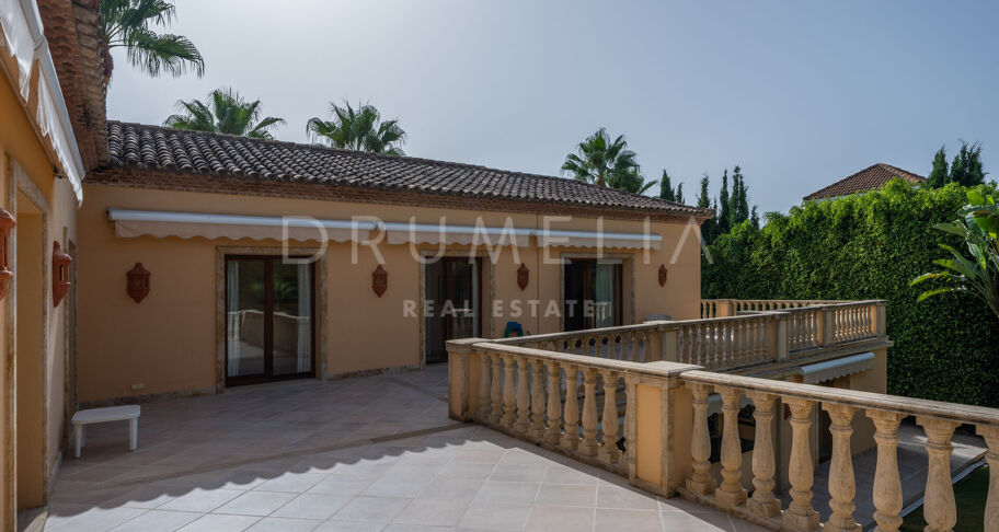 Wunderschöne klassische Villa im mediterranen Stil in Las Brisas, Nueva Andalucía, mit privatem Pool und Gästeapartment