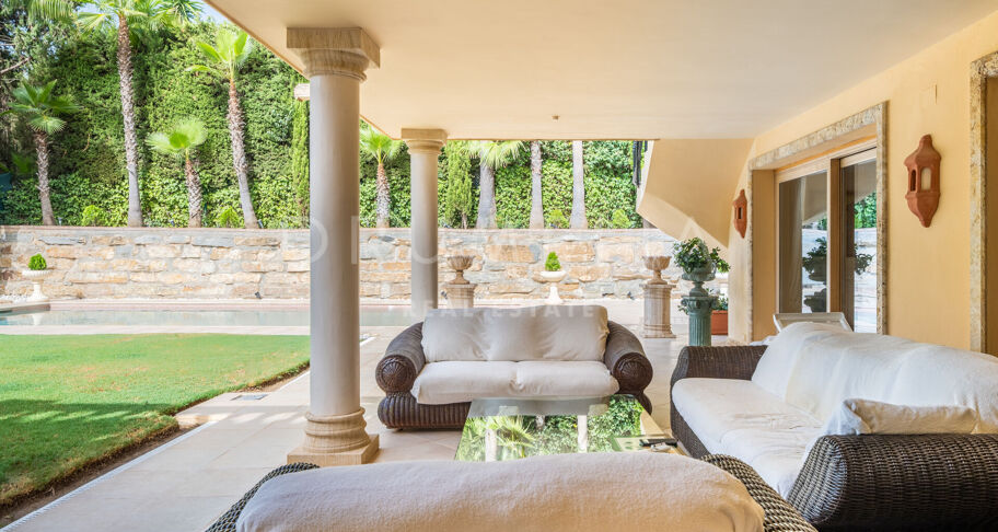 Wunderschöne klassische Villa im mediterranen Stil in Las Brisas, Nueva Andalucía, mit privatem Pool und Gästeapartment