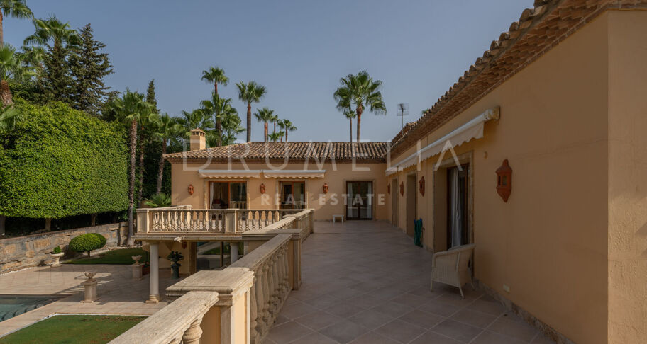 Wunderschöne klassische Villa im mediterranen Stil in Las Brisas, Nueva Andalucía, mit privatem Pool und Gästeapartment