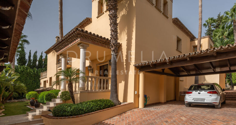 Wunderschöne klassische Villa im mediterranen Stil in Las Brisas, Nueva Andalucía, mit privatem Pool und Gästeapartment