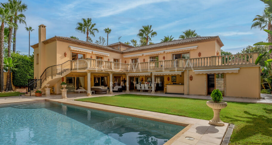 Wunderschöne klassische Villa im mediterranen Stil in Las Brisas, Nueva Andalucía, mit privatem Pool und Gästeapartment