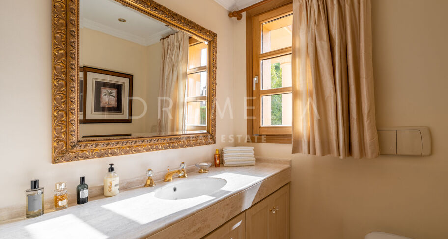 Wunderschöne klassische Villa im mediterranen Stil in Las Brisas, Nueva Andalucía, mit privatem Pool und Gästeapartment
