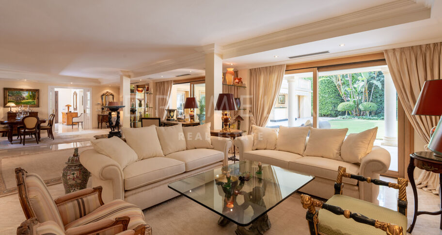 Wunderschöne klassische Villa im mediterranen Stil in Las Brisas, Nueva Andalucía, mit privatem Pool und Gästeapartment