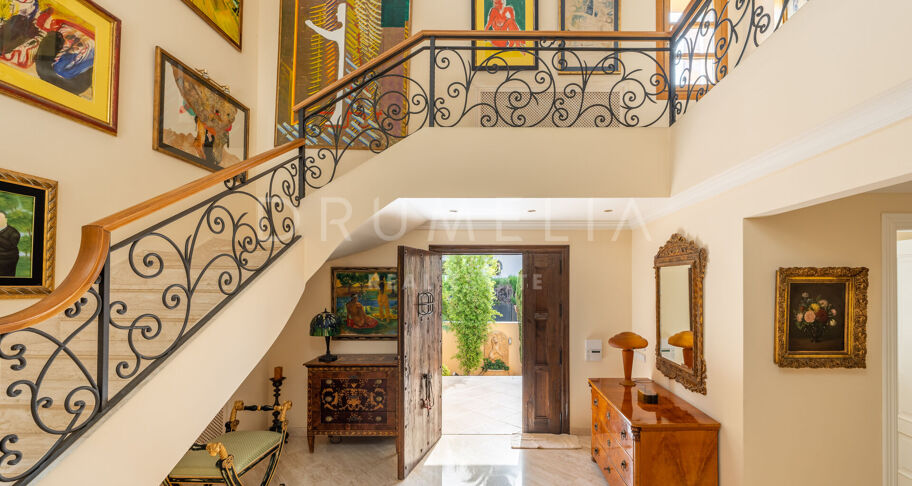 Wunderschöne klassische Villa im mediterranen Stil in Las Brisas, Nueva Andalucía, mit privatem Pool und Gästeapartment