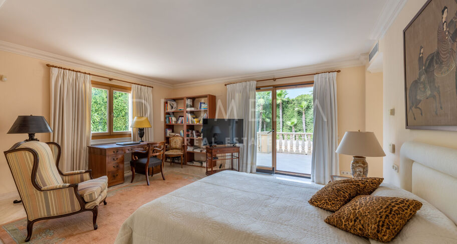 Wunderschöne klassische Villa im mediterranen Stil in Las Brisas, Nueva Andalucía, mit privatem Pool und Gästeapartment