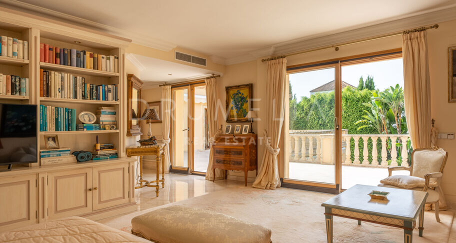 Wunderschöne klassische Villa im mediterranen Stil in Las Brisas, Nueva Andalucía, mit privatem Pool und Gästeapartment