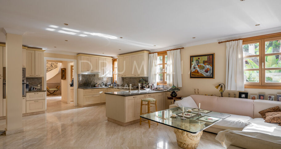 Wunderschöne klassische Villa im mediterranen Stil in Las Brisas, Nueva Andalucía, mit privatem Pool und Gästeapartment
