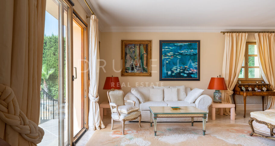 Wunderschöne klassische Villa im mediterranen Stil in Las Brisas, Nueva Andalucía, mit privatem Pool und Gästeapartment