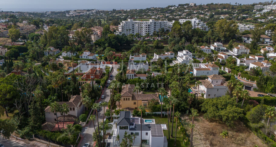 Wunderschöne klassische Villa im mediterranen Stil in Las Brisas, Nueva Andalucía, mit privatem Pool und Gästeapartment