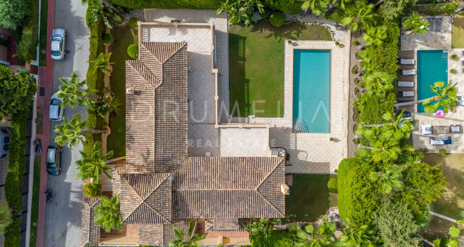 Wunderschöne klassische Villa im mediterranen Stil in Las Brisas, Nueva Andalucía, mit privatem Pool und Gästeapartment