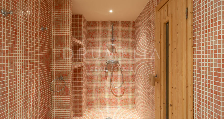 Wunderschöne klassische Villa im mediterranen Stil in Las Brisas, Nueva Andalucía, mit privatem Pool und Gästeapartment