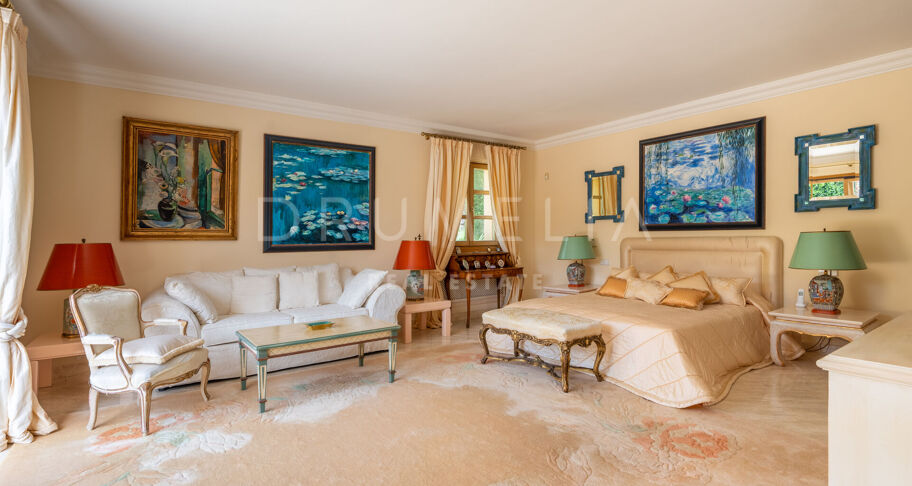 Wunderschöne klassische Villa im mediterranen Stil in Las Brisas, Nueva Andalucía, mit privatem Pool und Gästeapartment
