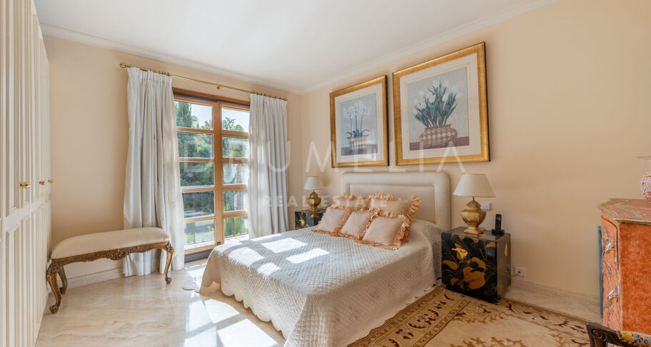 Wunderschöne klassische Villa im mediterranen Stil in Las Brisas, Nueva Andalucía, mit privatem Pool und Gästeapartment