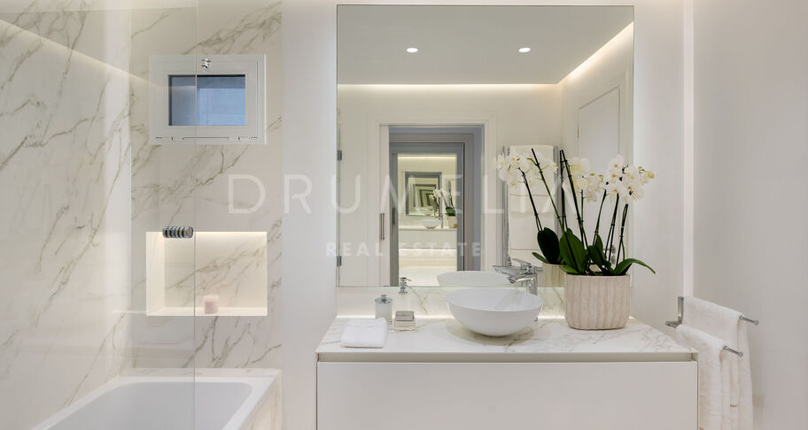 Appartement de luxe moderne au rez-de-chaussée avec vue frontale sur la mer à Los Granados, Puerto Banús