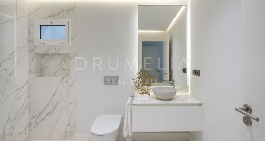 Appartement de luxe moderne au rez-de-chaussée avec vue frontale sur la mer à Los Granados, Puerto Banús