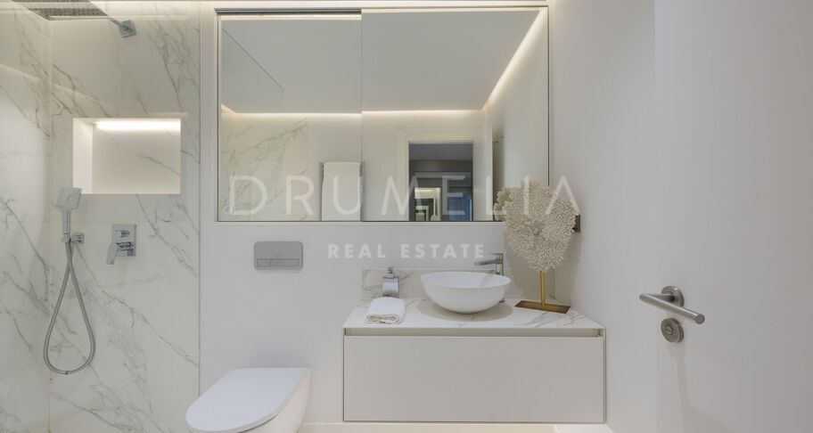 Appartement de luxe moderne au rez-de-chaussée avec vue frontale sur la mer à Los Granados, Puerto Banús