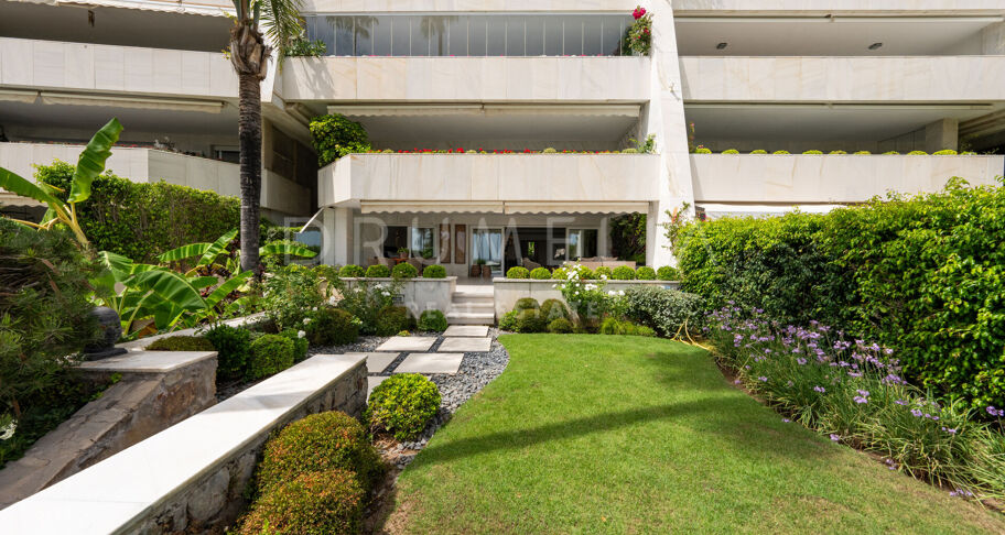 Appartement de luxe moderne au rez-de-chaussée avec vue frontale sur la mer à Los Granados, Puerto Banús