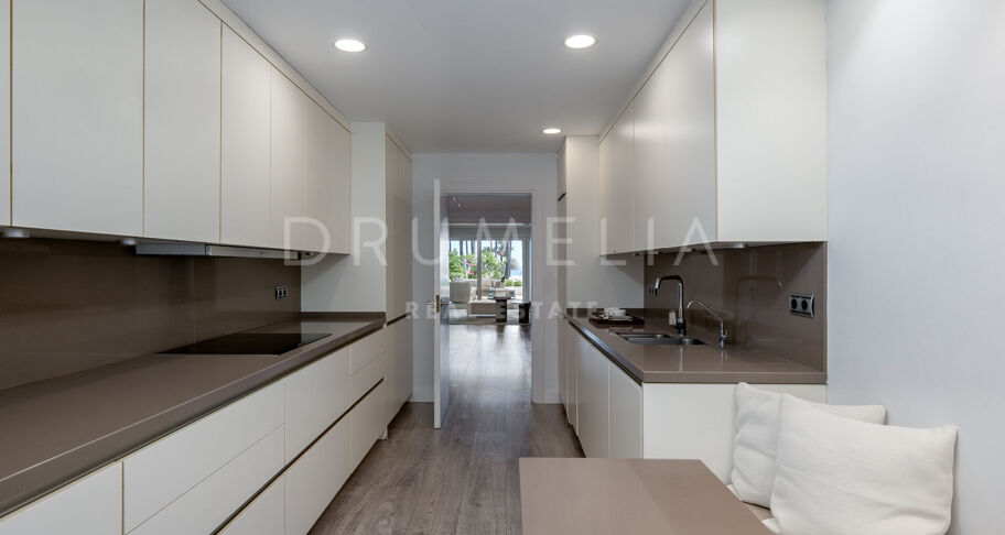 Appartement de luxe moderne au rez-de-chaussée avec vue frontale sur la mer à Los Granados, Puerto Banús