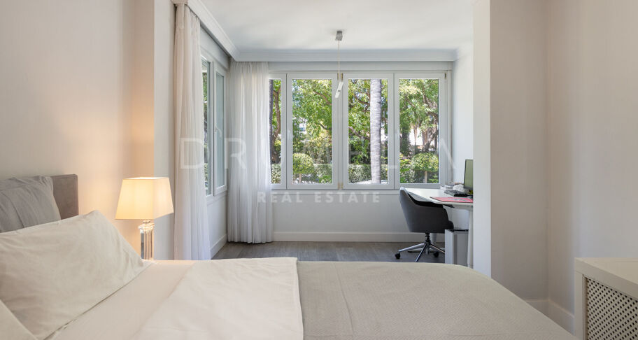 Appartement de luxe moderne au rez-de-chaussée avec vue frontale sur la mer à Los Granados, Puerto Banús