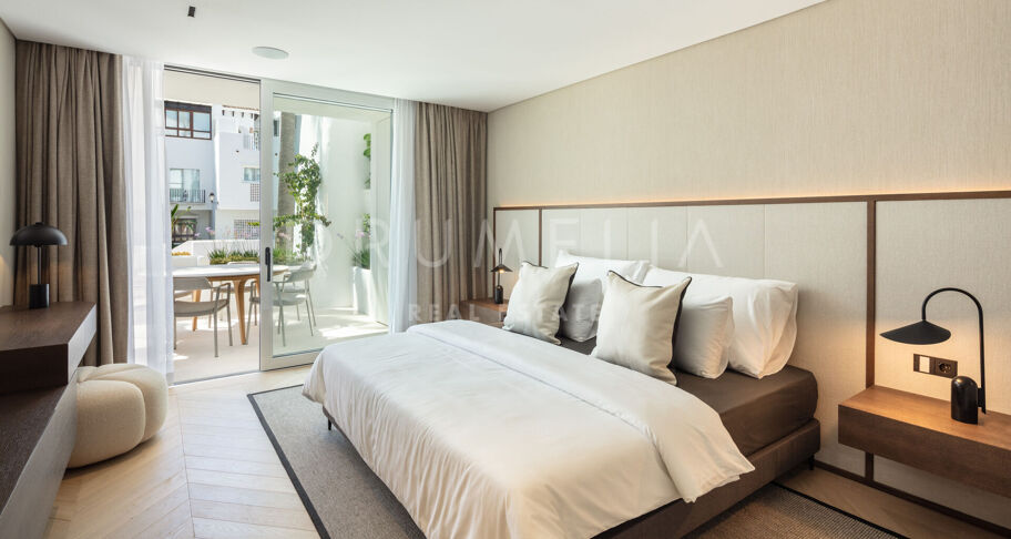Stilvolle moderne Luxus-Erdgeschosswohnung in Marina de Puente Romano, Marbellas Goldener Meile