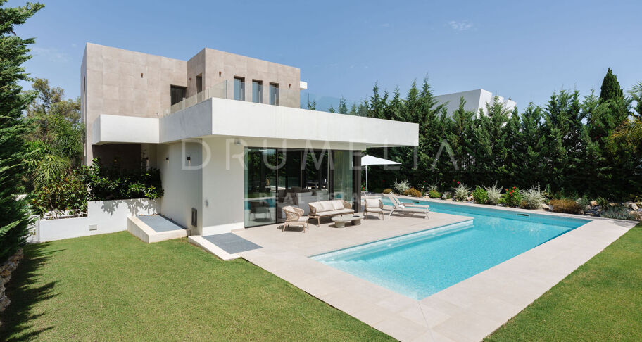 Spektakuläre brandneue moderne Villa in La Cerquilla, Nueva Andalucia, Marbella