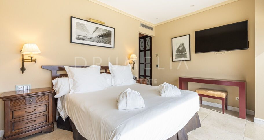 Luxury frontline beach apartment with breath-taking sea views in Guadalpin Banus, Marbella