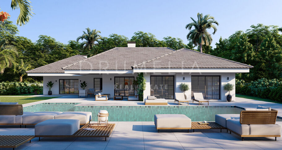 Charmante villa de luxe rénovée avec terrain de tennis et piscine à El Real Panorama, Marbella Est.