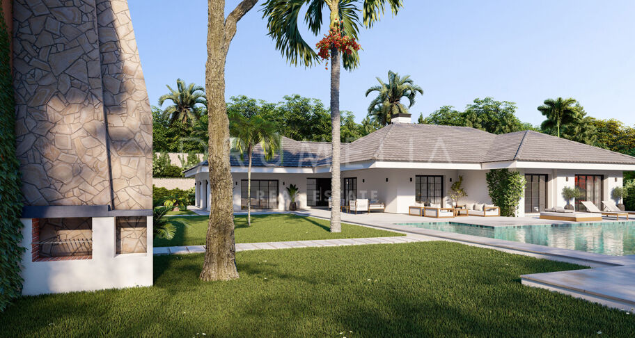 Charmante villa de luxe rénovée avec terrain de tennis et piscine à El Real Panorama, Marbella Est.
