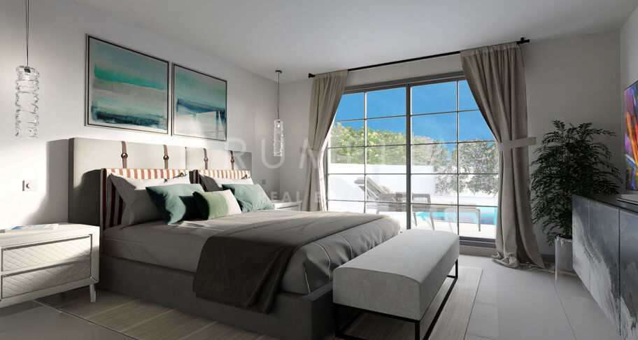 Charmante villa de luxe rénovée avec terrain de tennis et piscine à El Real Panorama, Marbella Est.