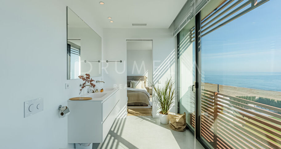 Spektakuläre Villa mit Meerblick und direktem Zugang zum Strand an der neuen Goldenen Meile - Estepona