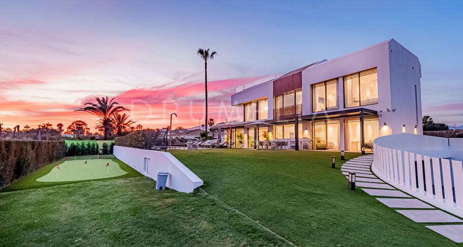 Spektakuläre Villa mit Meerblick und direktem Zugang zum Strand an der neuen Goldenen Meile - Estepona
