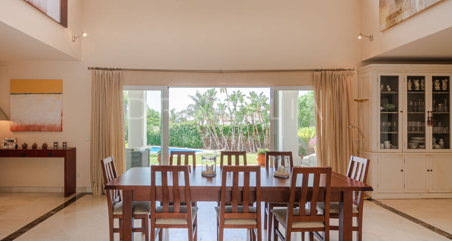 Klassieke villa in Andalusische stijl met uitzicht op zee te koop in El Paraiso, Benahavis