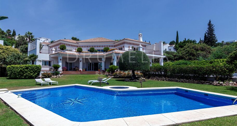 Klassieke villa in Andalusische stijl met uitzicht op zee te koop in El Paraiso, Benahavis