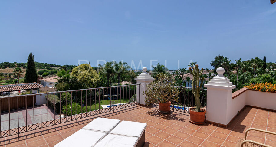 Klassieke villa in Andalusische stijl met uitzicht op zee te koop in El Paraiso, Benahavis