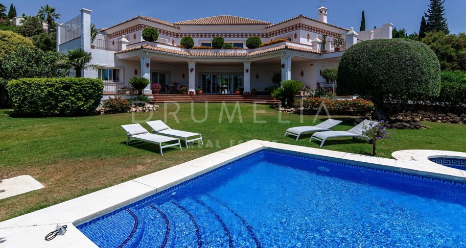 Klassieke villa in Andalusische stijl met uitzicht op zee te koop in El Paraiso, Benahavis