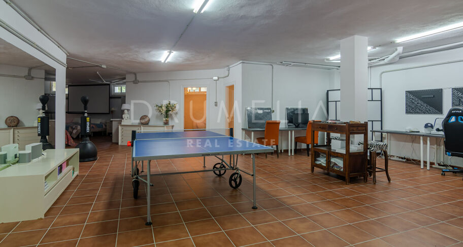 Klassieke villa in Andalusische stijl met uitzicht op zee te koop in El Paraiso, Benahavis