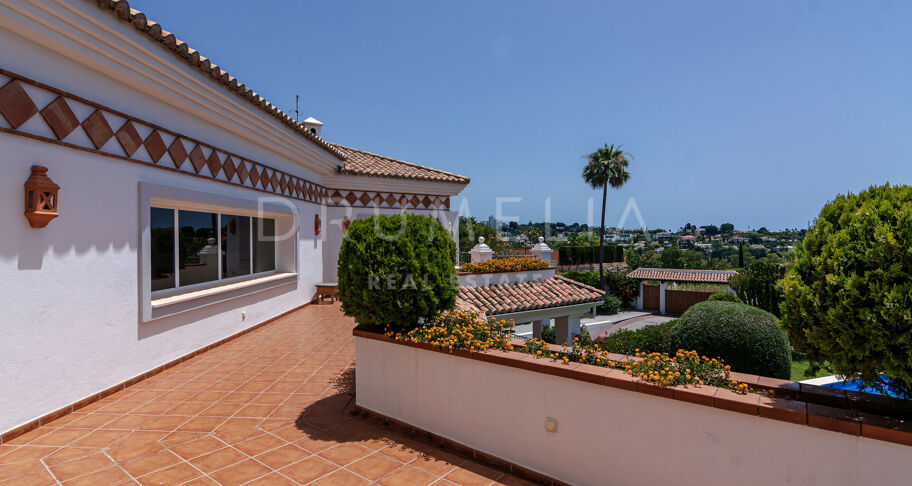 Klassieke villa in Andalusische stijl met uitzicht op zee te koop in El Paraiso, Benahavis
