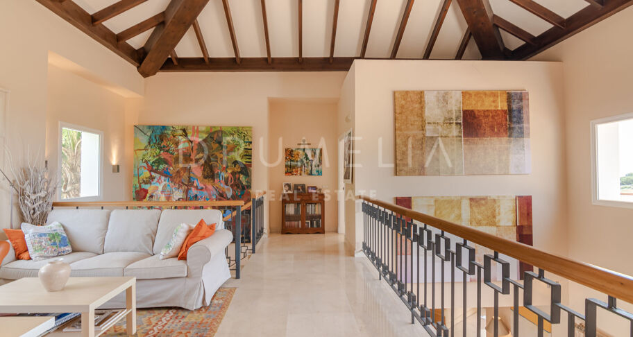 Klassieke villa in Andalusische stijl met uitzicht op zee te koop in El Paraiso, Benahavis