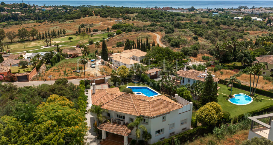 Klassieke villa in Andalusische stijl met uitzicht op zee te koop in El Paraiso, Benahavis