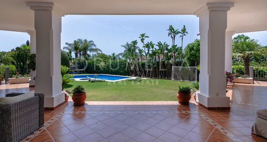 Klassieke villa in Andalusische stijl met uitzicht op zee te koop in El Paraiso, Benahavis