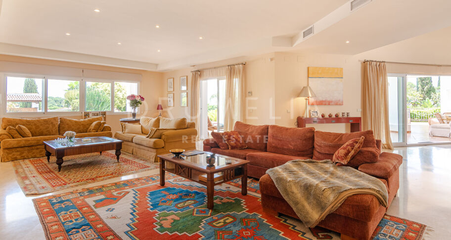 Klassieke villa in Andalusische stijl met uitzicht op zee te koop in El Paraiso, Benahavis
