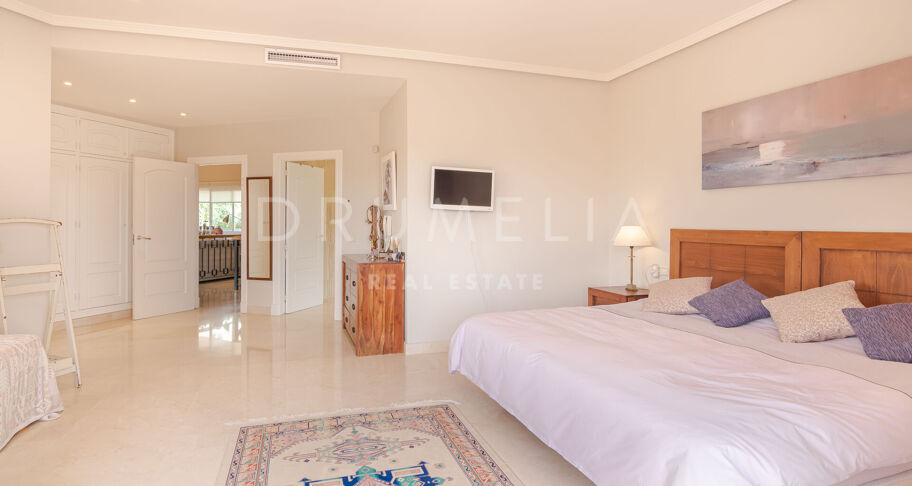 Klassieke villa in Andalusische stijl met uitzicht op zee te koop in El Paraiso, Benahavis
