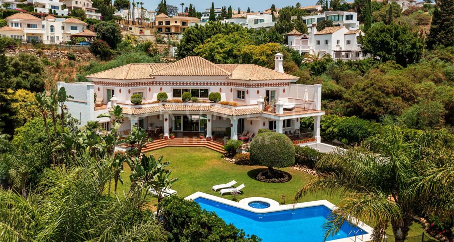 Klassieke villa in Andalusische stijl met uitzicht op zee te koop in El Paraiso, Benahavis
